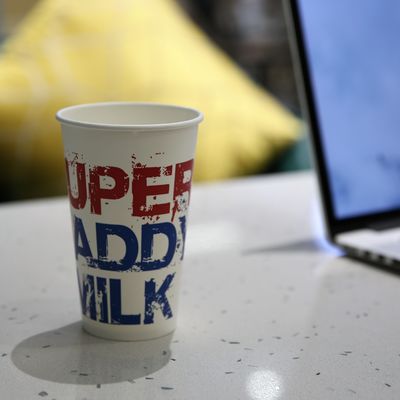 Μία μόνο κούπα από τοιχογραφικό χαρτί για ζεστά ποτά για μία φορά και κατασκευασμένη από χαρτί τροφίμων